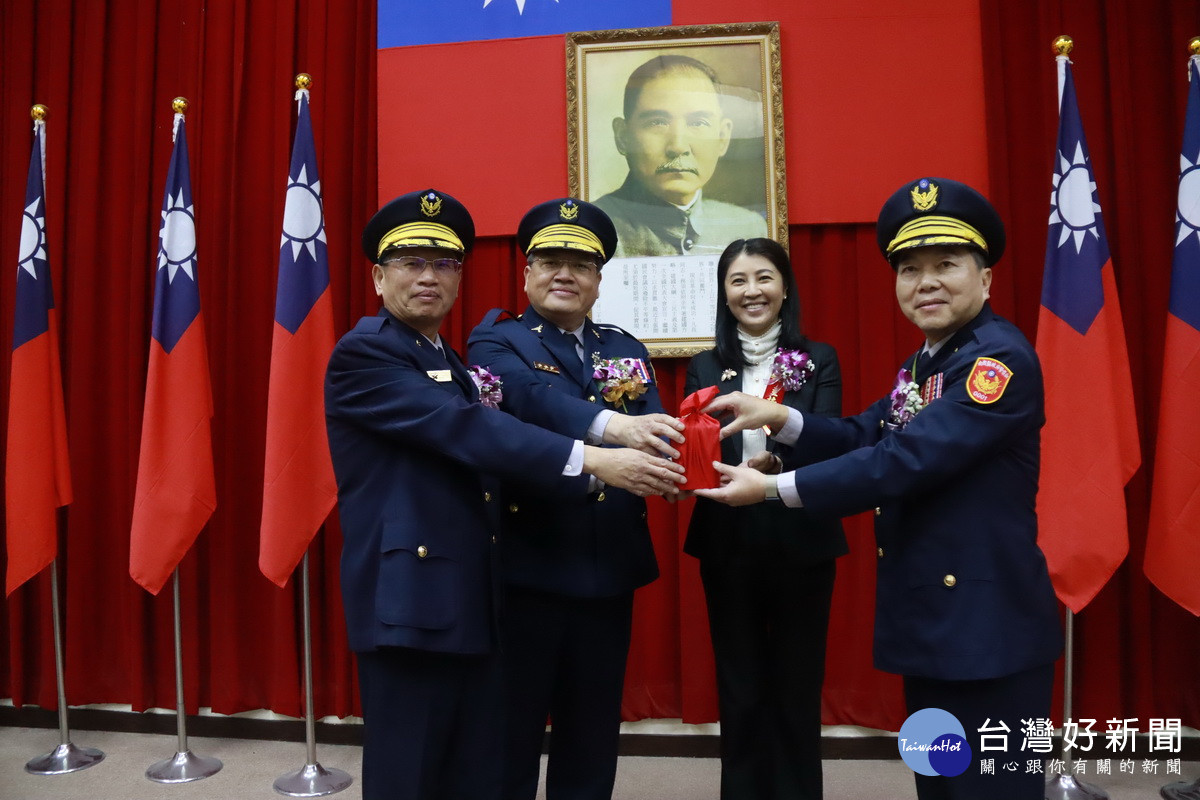 新任警察局長謝宗宏（右）接印信。（記者扶小萍攝）