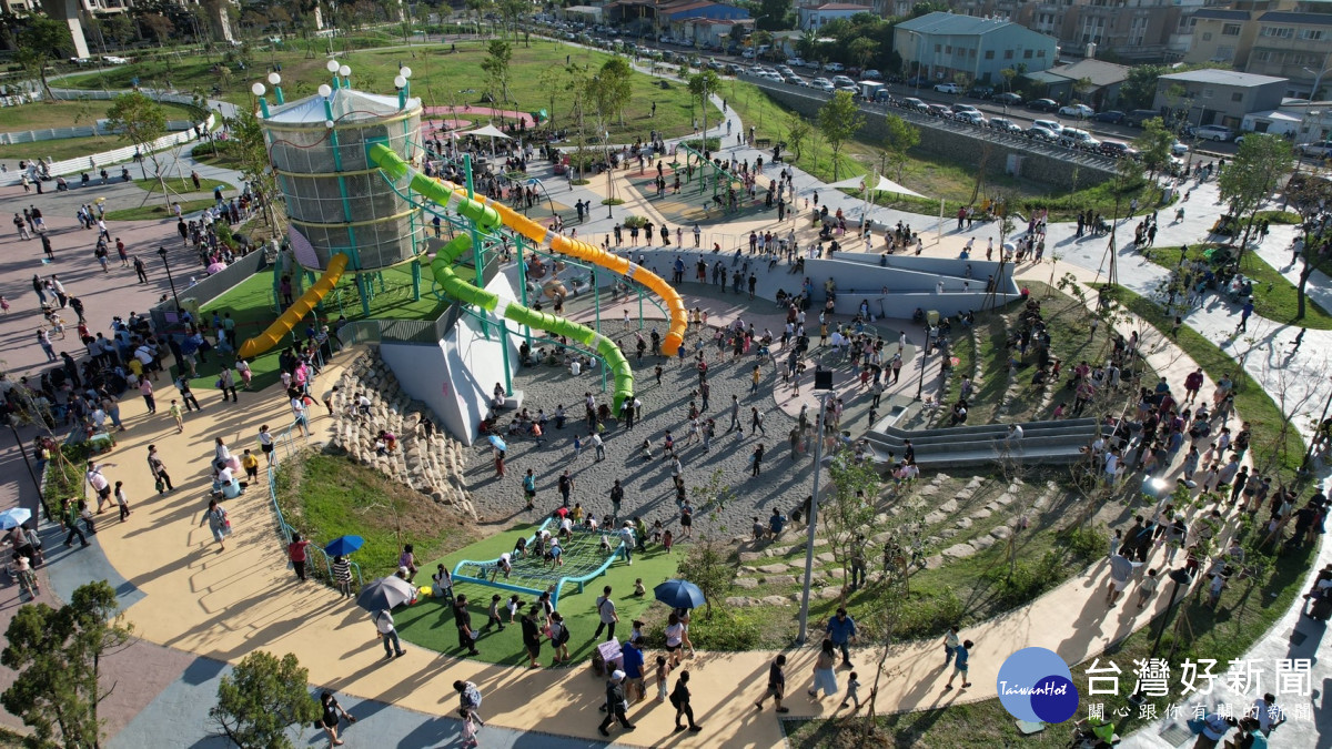 太平區馬卡龍公園-擁有全國公園最高溜滑梯及特色遊戲場