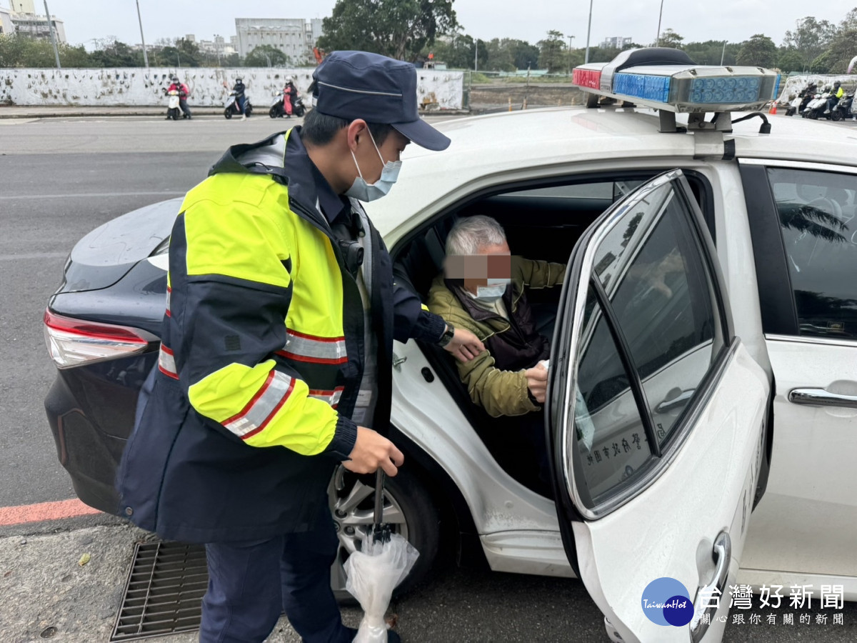 烏龍報案車禍，警暖心送摔倒翁返家。