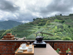 嘉義縣文觀局推薦民眾農曆過年期間可到阿里山旅行，除欣賞山林美景，還能品味阿里山高山茶與茶點／嘉義縣府提供