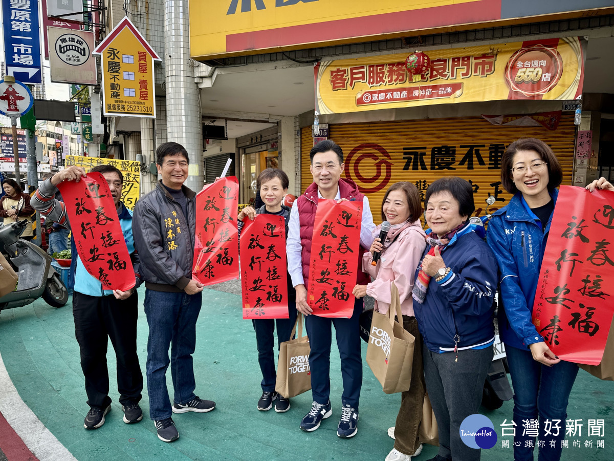 立法院副院長江啟臣走訪豐原第一市場和市議員張瀞分、陳本添及邱愛珊發送春聯。