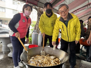 陳雅惠議員與協會志工一早就捲起袖子製作年糕。