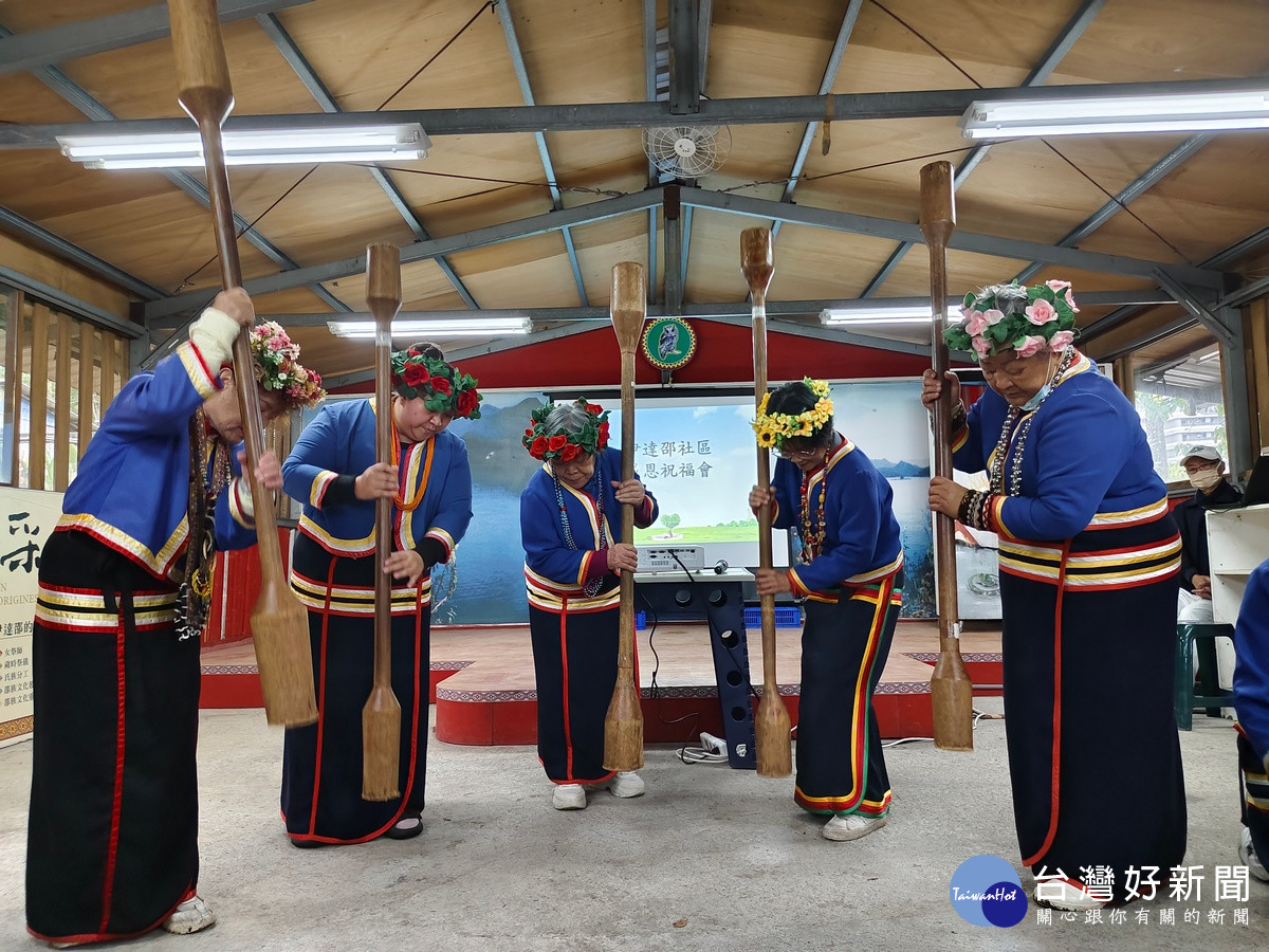 感恩祝福會中住戶以邵族杵音演奏。(圖為慈濟基金會提供)