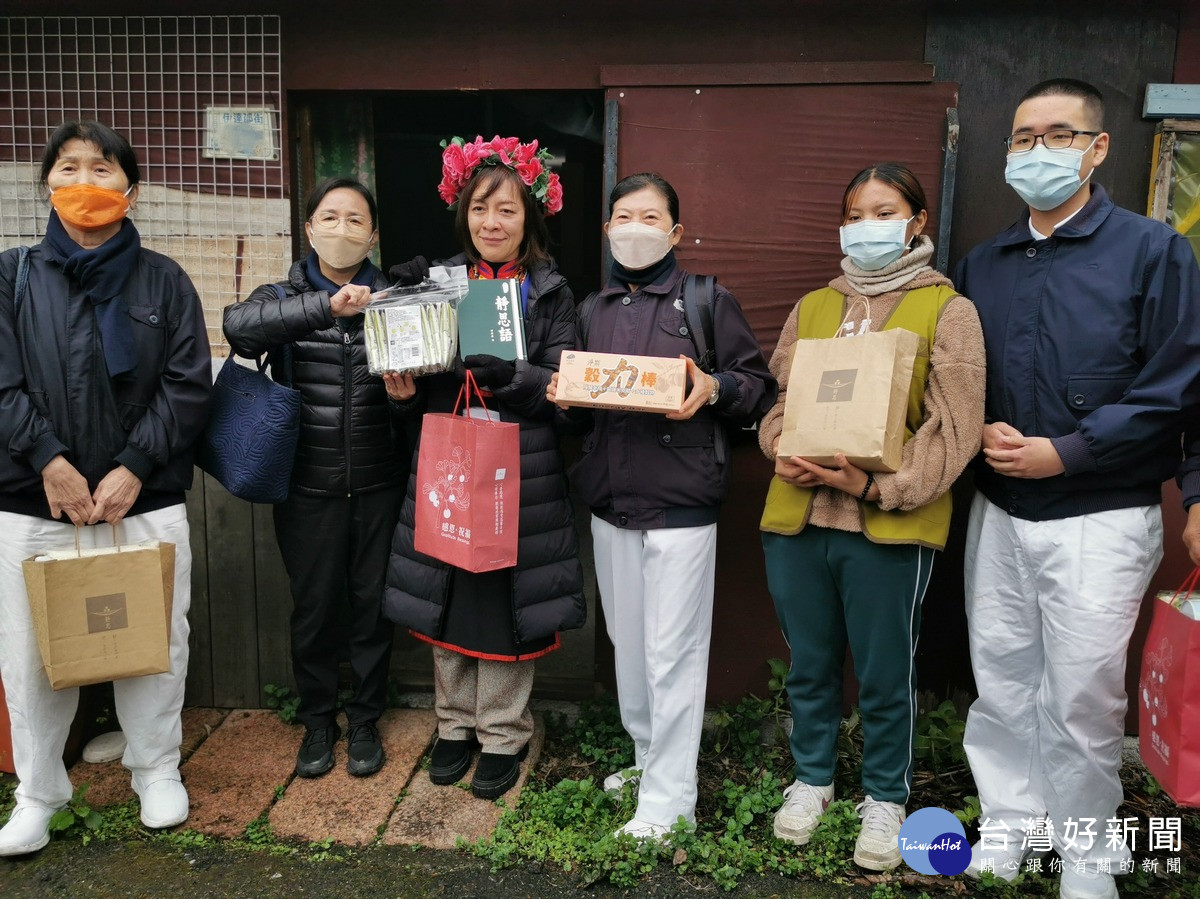 慈濟準備入戶關懷祝福禮，一一送到各戶。(圖為慈濟基金會提供)