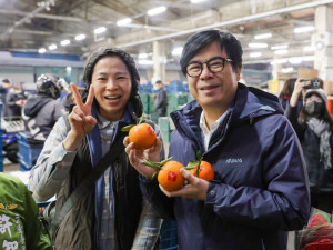 ▲關心年前農產品供應情形，陳其邁巡訪鳳山、高雄果菜市場。