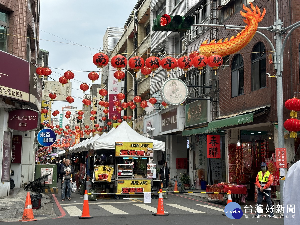 年貨大街位於公有零售市場前。（記者扶小萍攝）