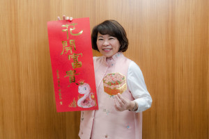 嘉義市政府推出蛇年限定「花開富貴」春聯，「牡丹花蛇」寓意富貴，將分送家戶為市民送上好采頭／嘉義市府提供