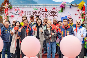 2025年信義鄉櫻花季活動「花與茶的饗宴」登場，南投縣府在草坪頭第五停車場舉辦開幕活動。（縣府提供）