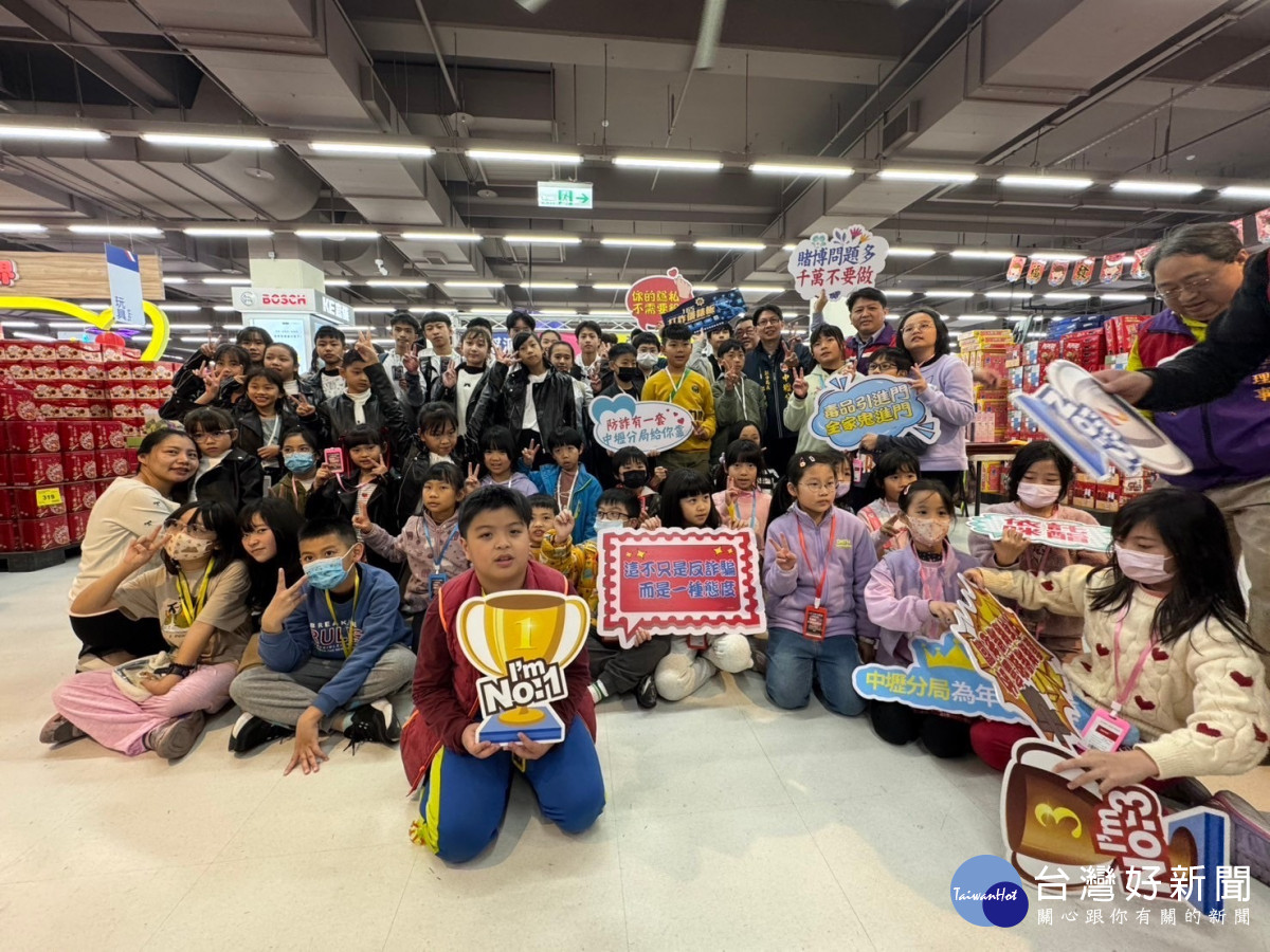 中壢警分局舉辦114年寒假「動感青春派對」，趣味競賽玩的不亦樂乎，十分熱鬧。