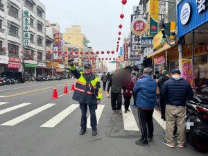 嘉義市政府警察局第二分局在農曆春節前針對傳統市場、著名廟宇周邊路段及觀光景點規劃警力實施交通疏導／林詩涵翻攝