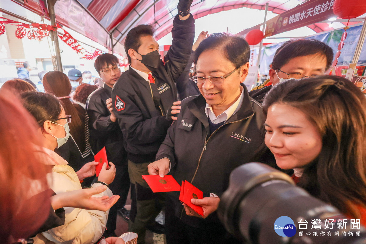 金蛇迎春，桃園市長張善政於桃園年貨大街發放福袋。（資料照片）