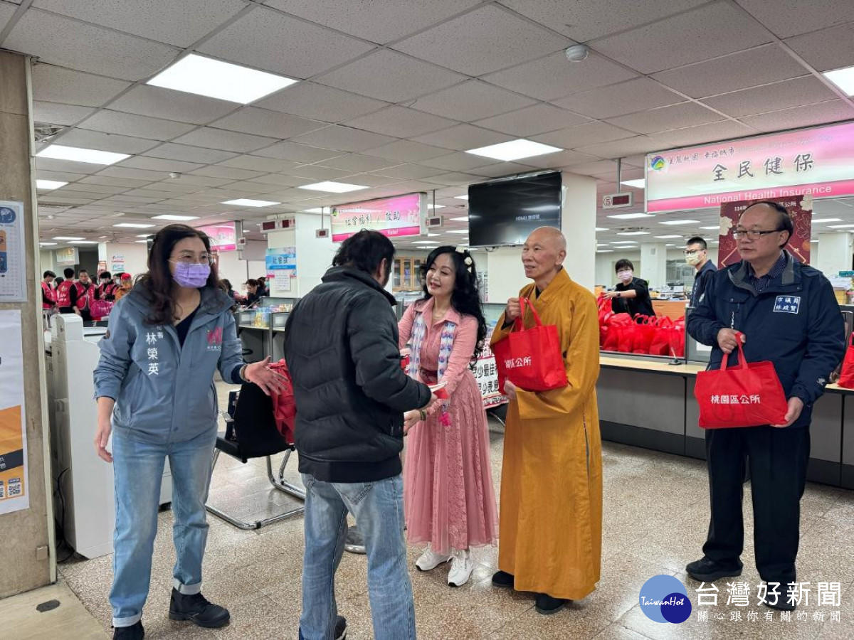 婦聯會集結百萬愛心捐贈，桃園區接力送暖獨居長者。