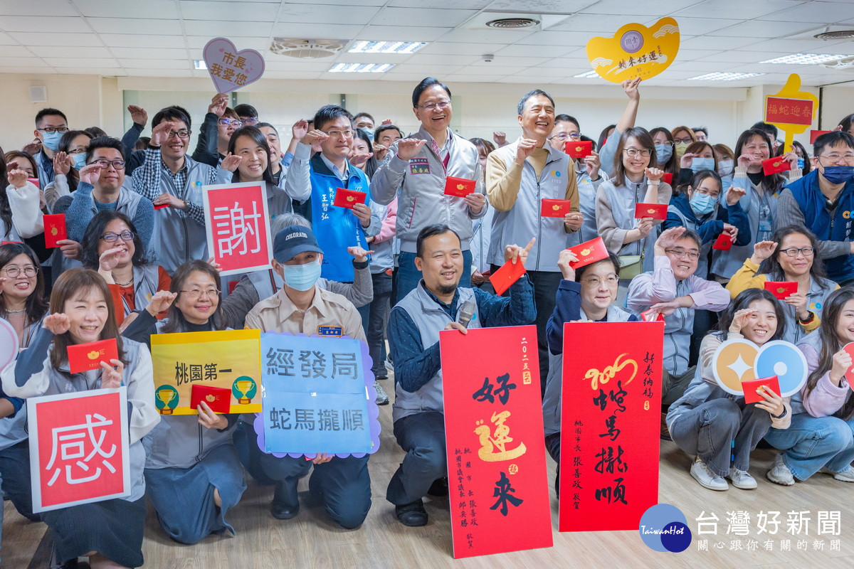 桃園市長張善政前往市府各局處辭歲，分送福袋預祝新年快樂。