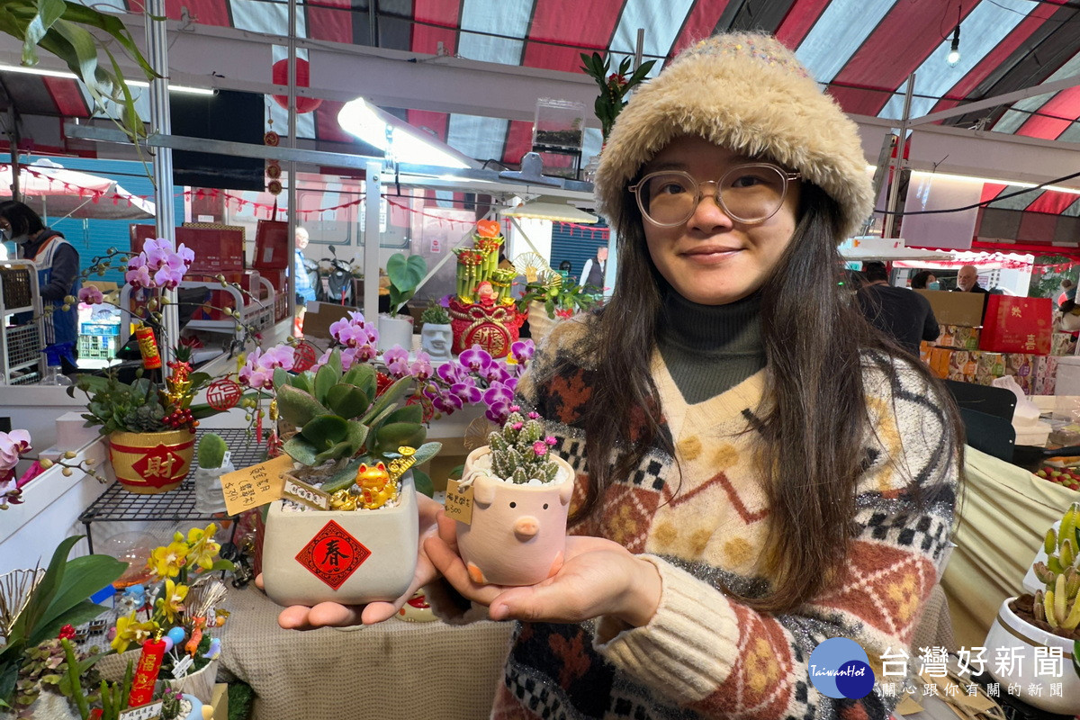 桃園年貨大街買氣熱鬧滾滾。