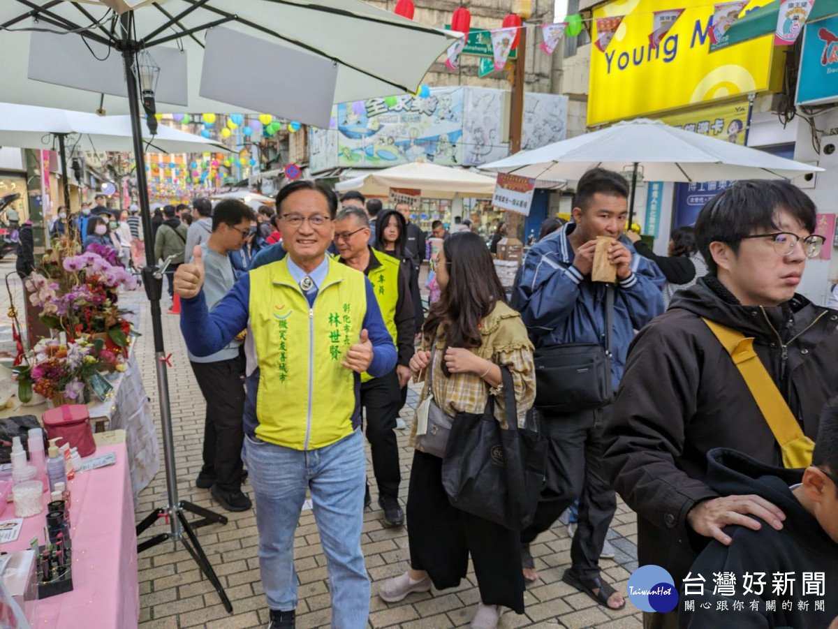 廟街鬧市春節市集隆重開市，人潮滿滿。圖／記者鄧富珍翻攝