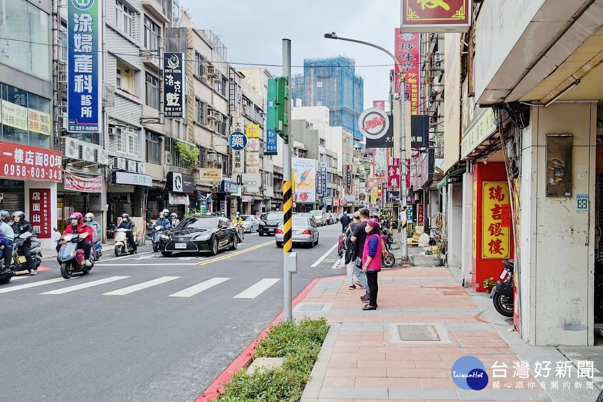 桃園首處人本示範街區第一階段提前完工，景福宮參香逛街都好行。<br />
