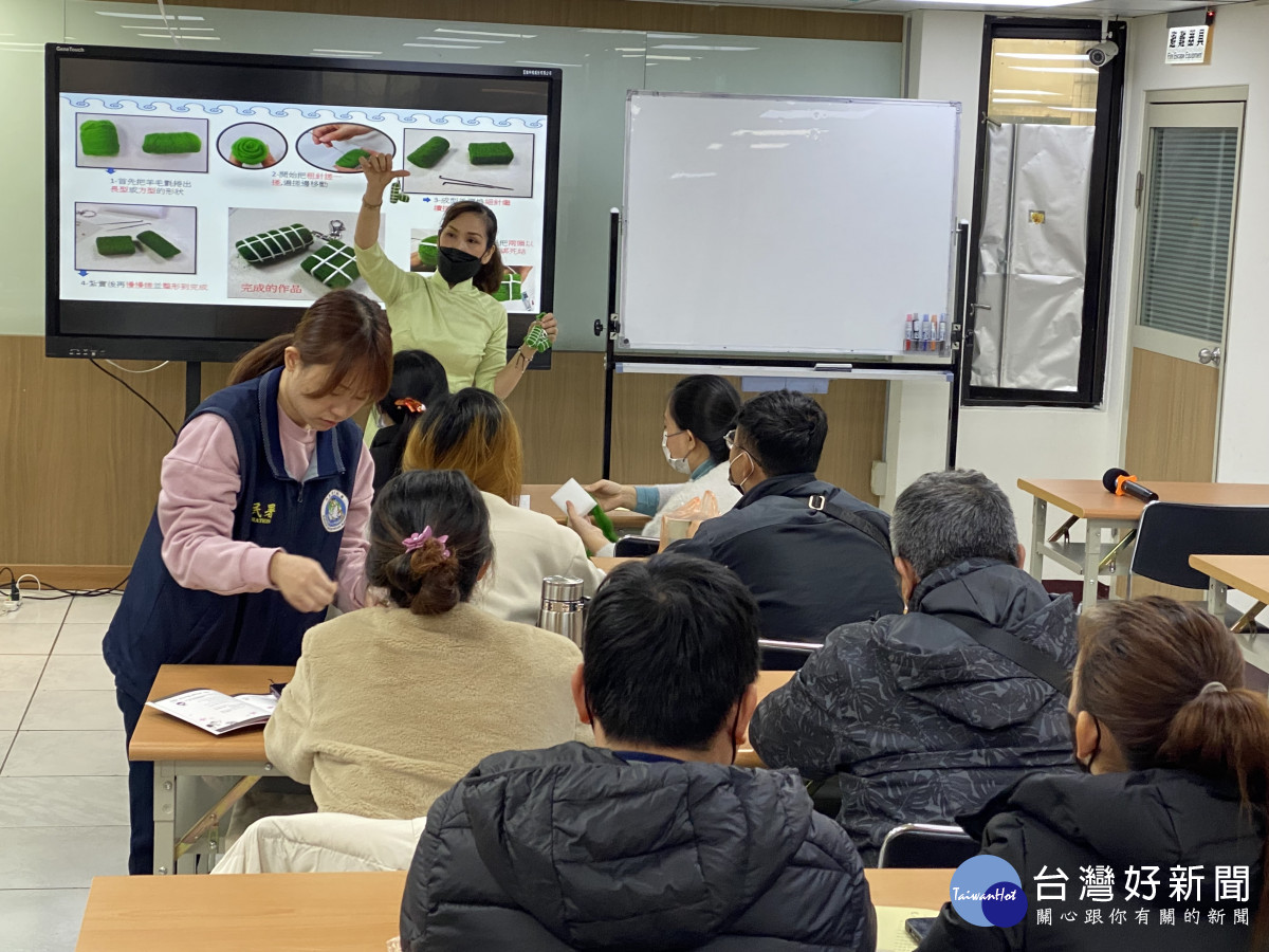 阮清心介紹製作「越南粽羊毛氈鑰匙圈」流程