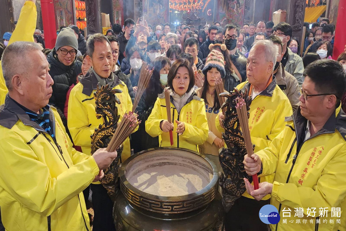 桃園市定古蹟八德三元宮大年初一開廟門集香，邀請信眾祈福搶頭香。<br />
