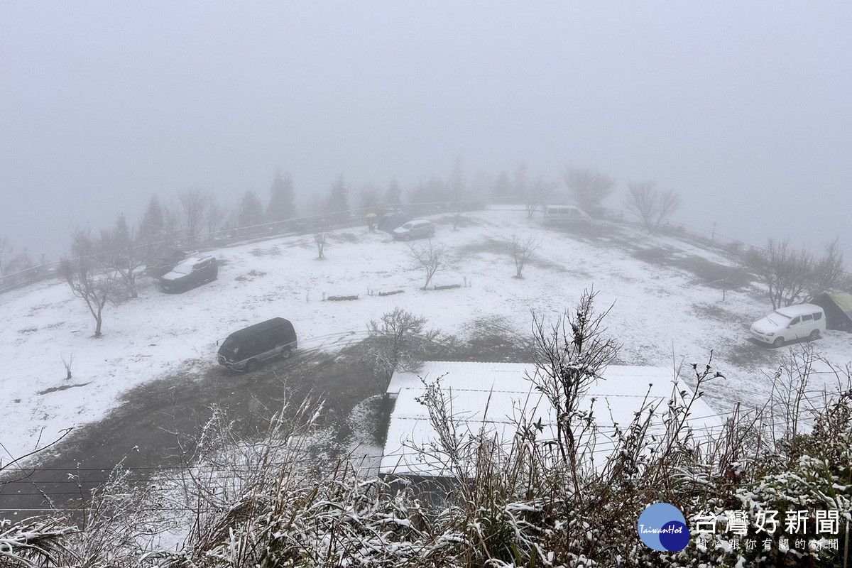 拉拉山降下2025年初雪，觀旅局提供線上賞雪，呼籲追雪注意保暖 與安全。<br />
