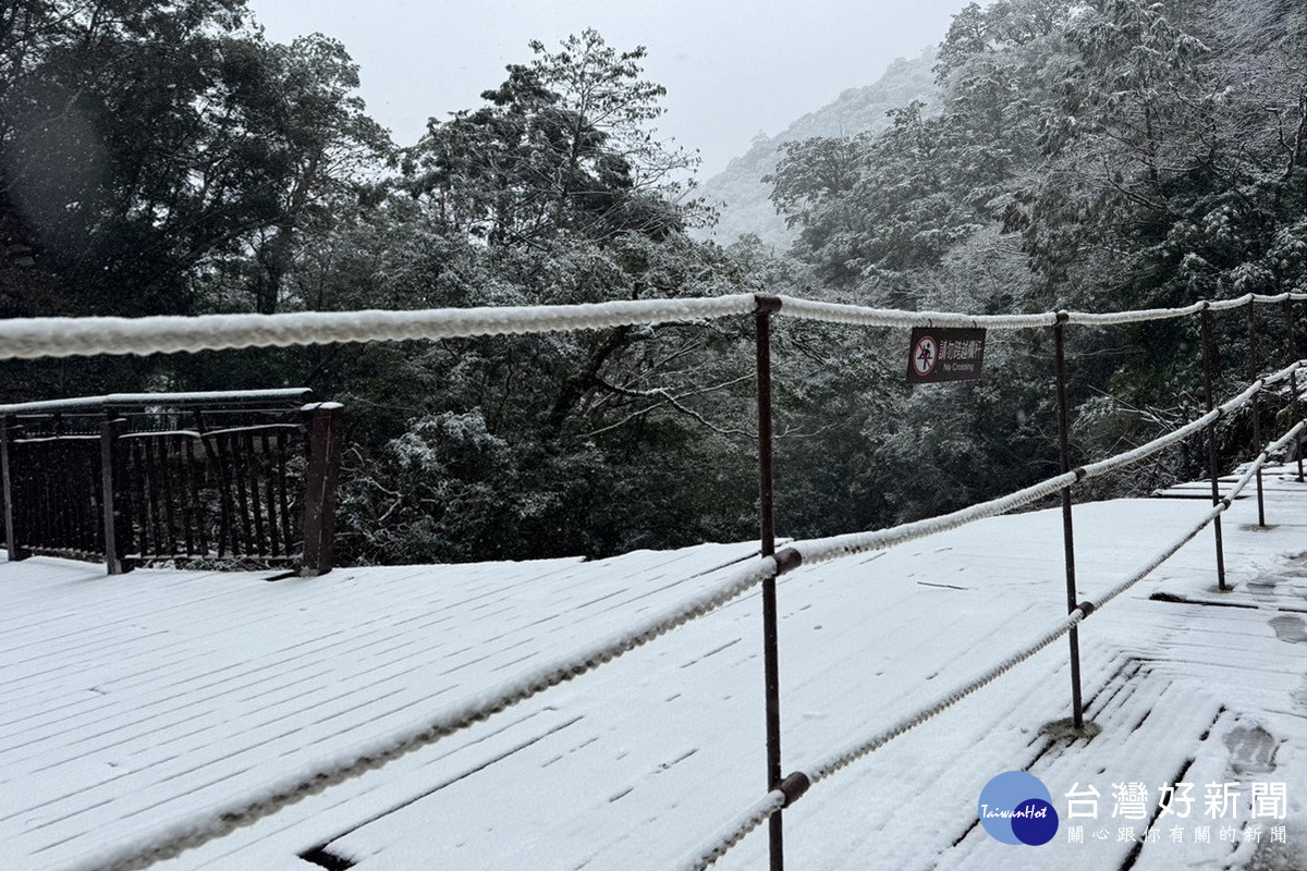 拉拉山降下2025年初雪，觀旅局提供線上賞雪，呼籲追雪注意保暖 與安全。<br />
