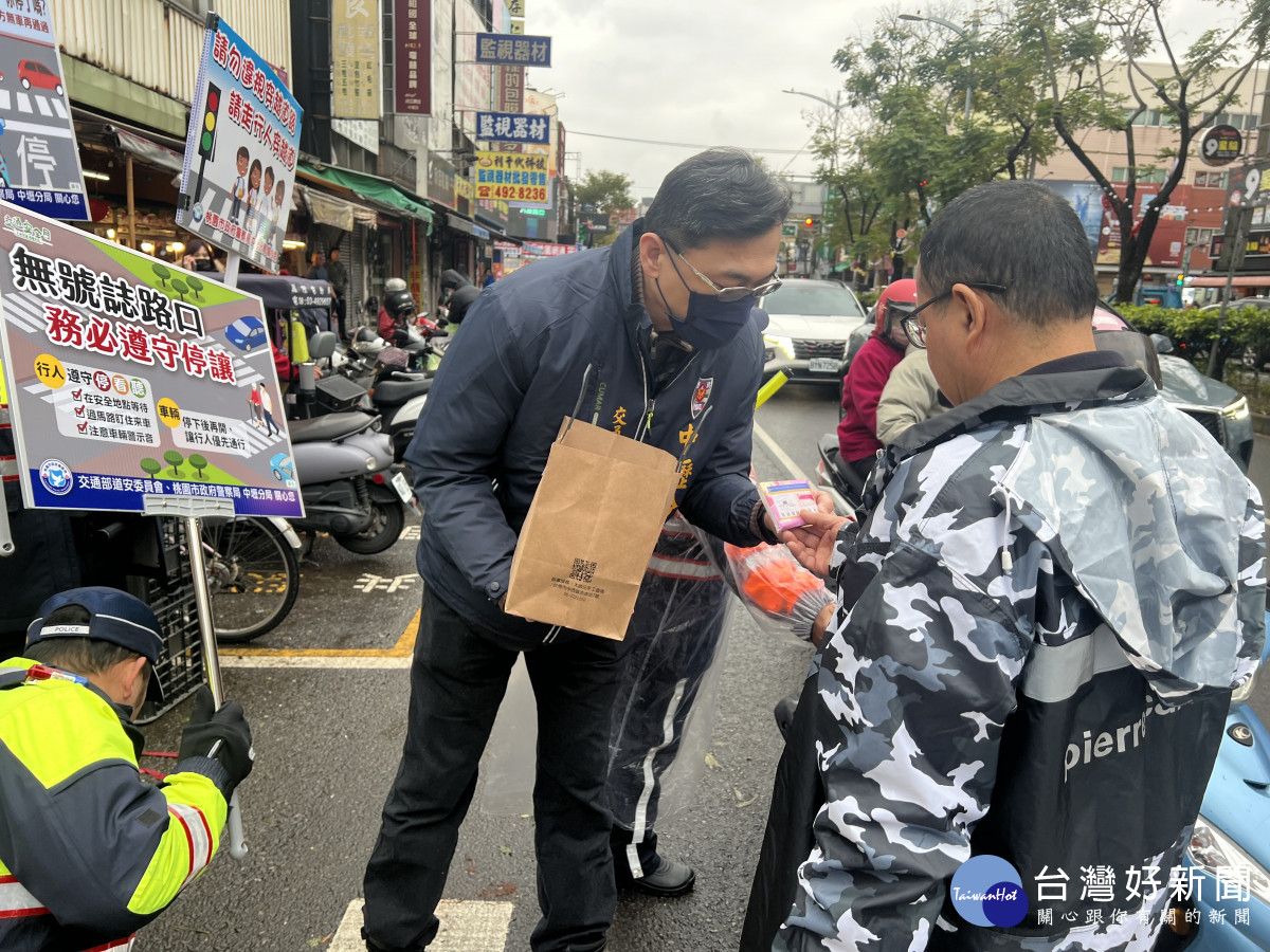 小年夜人潮現，壢警暖心提醒替代道路。