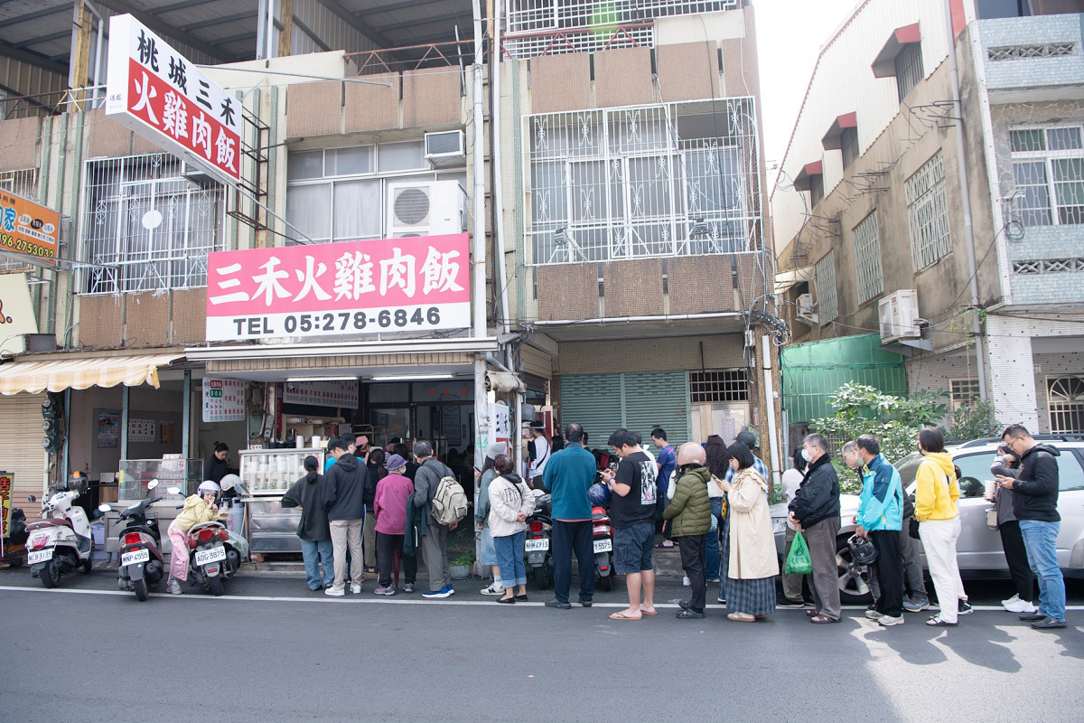 遊客慕名排隊品嚐雞肉飯／嘉義市府提供