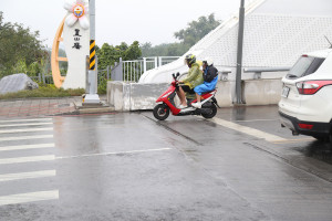 嘉義市府在盧山橋橋面伸縮縫設置防滑花紋鋼板增加止滑性／嘉義市府提供