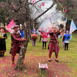 長老對櫻花說好話鼓勵櫻花，巫師祈穰祝福櫻花開好開滿。（九族文化村提供）