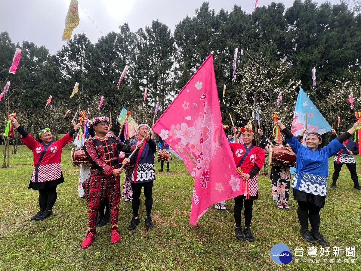 長老授旗給舞者宣告九族櫻花祭25回一系列慶祝活動火熱開跑。（九族文化村提供）