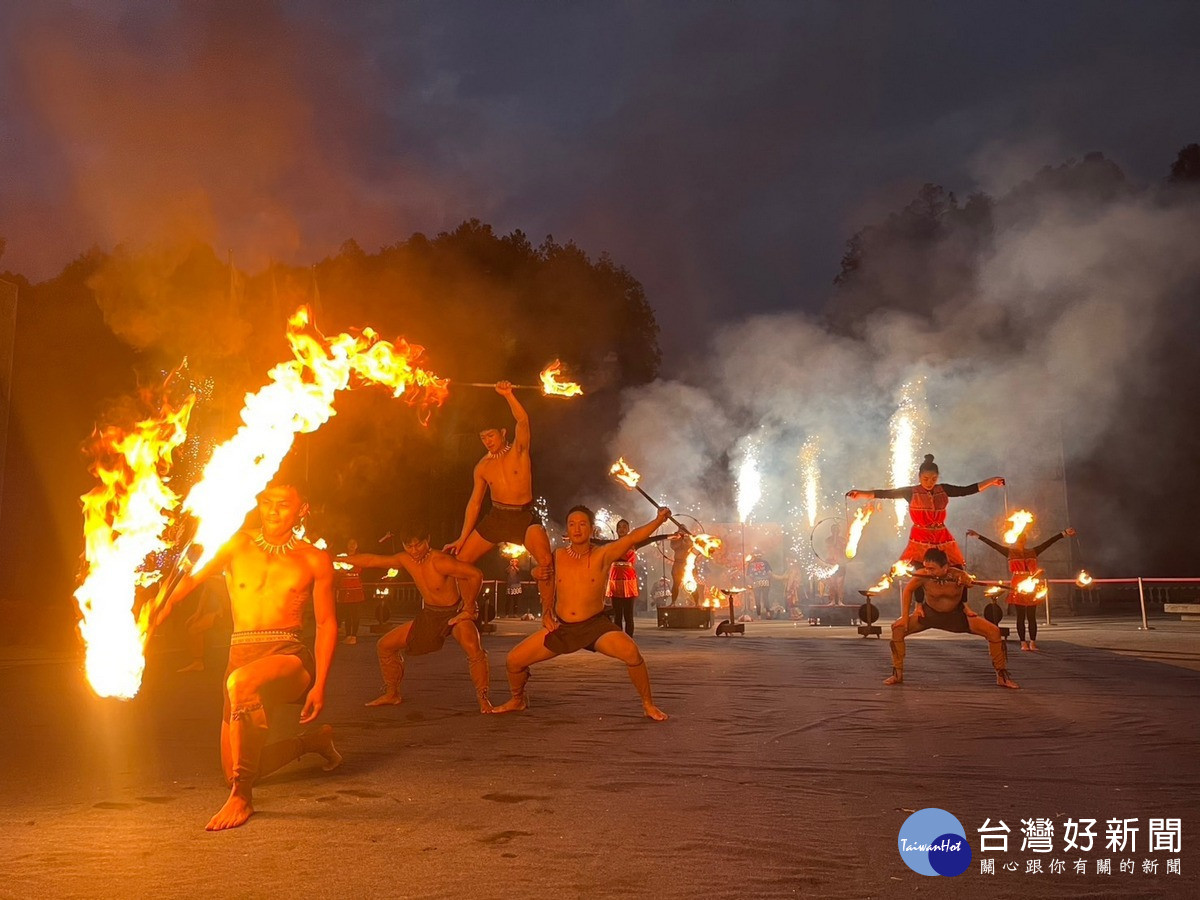 夜間大型表演「夜舞祭」有口碑爆表的火舞表演。（九族文化村提供）	