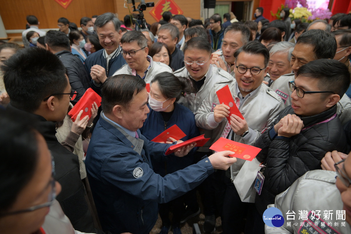 桃園市議會舉行新春團拜，議長邱奕勝發放紅包祝賀大家好運連連。