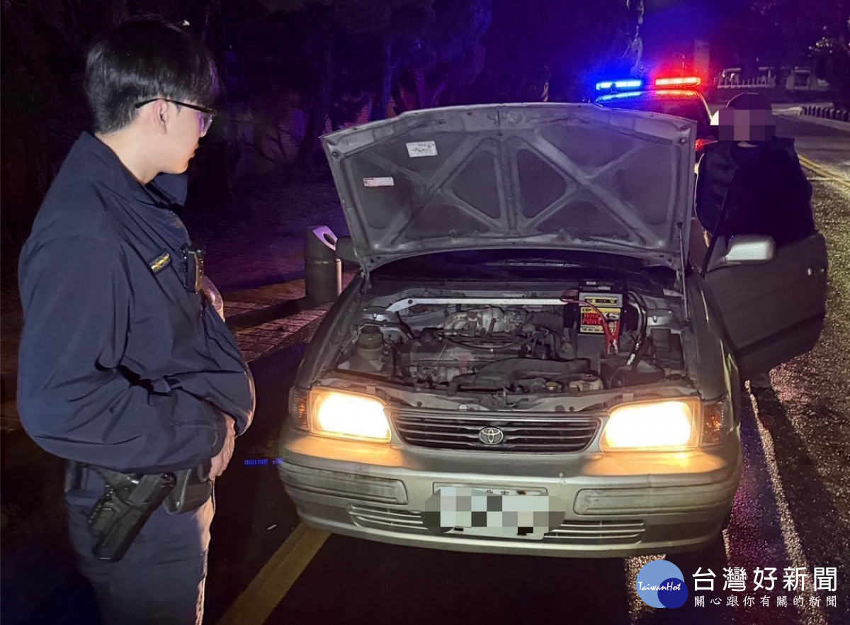 返家車輛突拋錨，警即時救援排除。