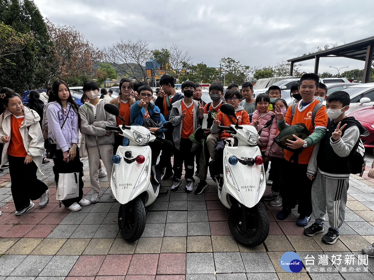 小朋友對警用裝備很是好奇。（草屯分局提供）