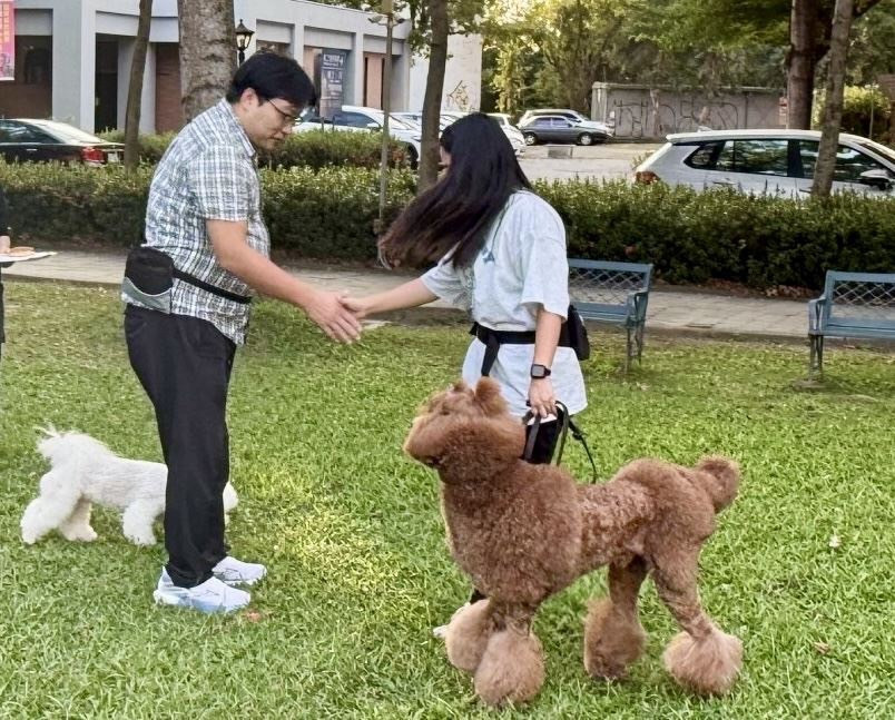 財團法人林獻堂博物館國際教育中心推出「愛犬行為訓練課程」，老師教導學員如何跟愛犬溝通及注意其行為。(圖/財團法人林獻堂博物館國際教育中心)<br />
<br />
