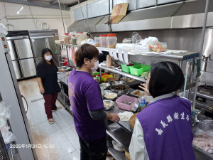 嘉義縣衛生局前往餐廳稽查，查獲業者違反食安法，要求限期改正／嘉義縣府提供