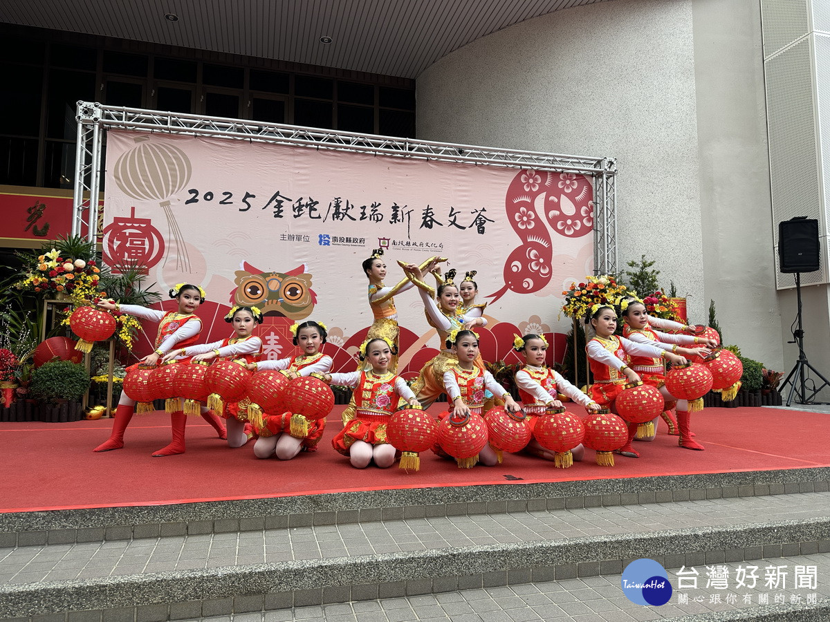 南投舞蹈團精彩表演獲掌聲。（記者扶小萍攝）