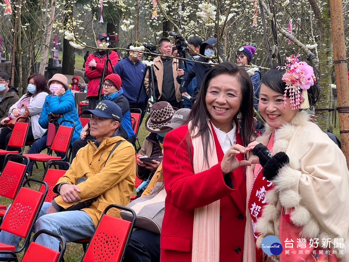 日本演歌女王飛鳥奉美與台灣金曲歌后許景淳驚喜現身九族文化村，攜手擔任「九族櫻花/台灣雪櫻推廣大使」，用音樂與文化交流。