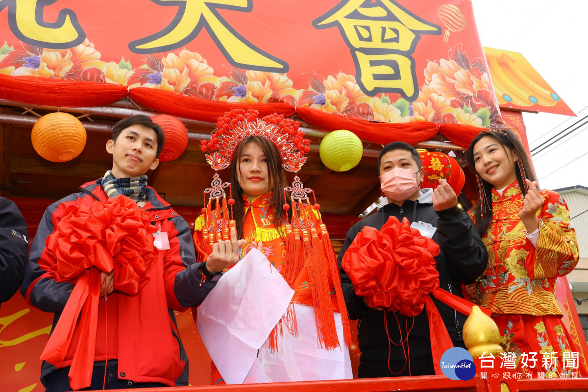 嘉義市嘉邑崎頂大福興宮月老祖廟今（9）日舉辦「古式拋繡球招親大會」，吸引全國超過500位未婚男女報名／林詩涵翻攝