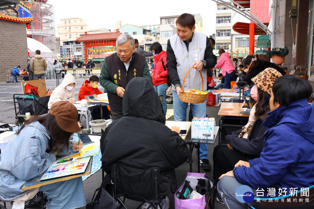 九華山地藏庵「慶元宵~親子寫生比賽」今(9)日一早廟前廣場已齊聚數百名親子一同寫生／林詩涵翻攝