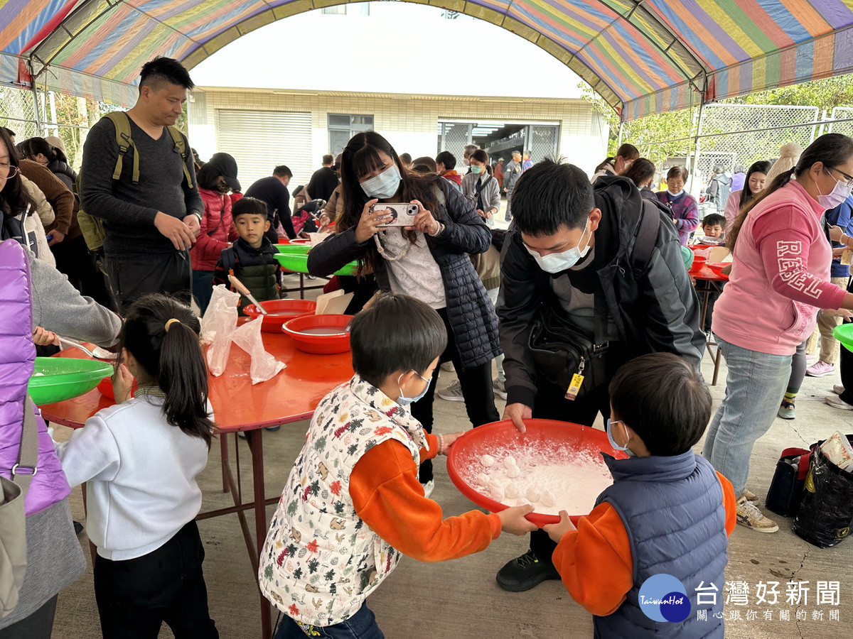 親子搖元宵增添樂趣。（記者扶小萍攝）