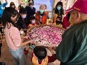 田中日照中心老幼共學，祖孫同樂猜燈謎搓元宵。圖／秀傳醫院提供