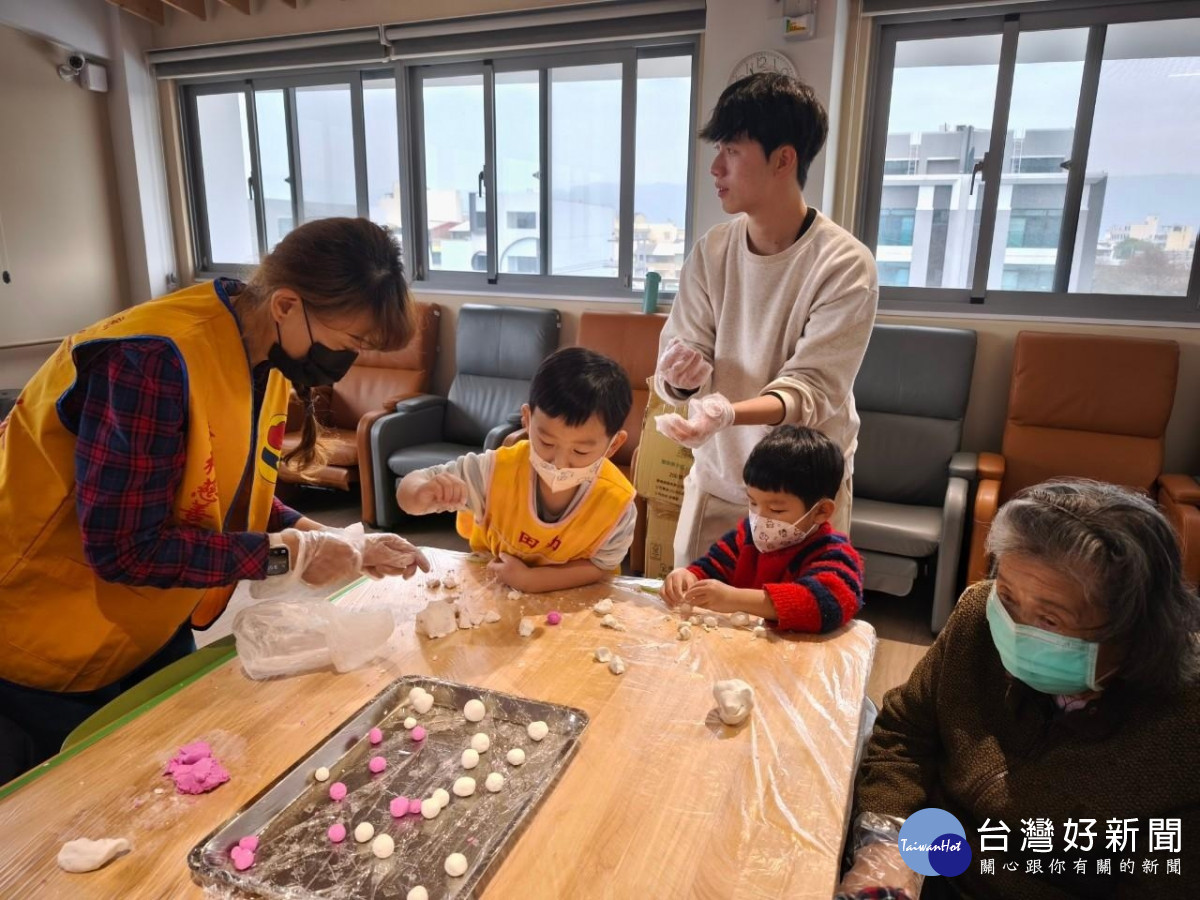 田中日照中心老幼共學，祖孫同樂猜燈謎搓元宵。圖／秀傳醫院提供