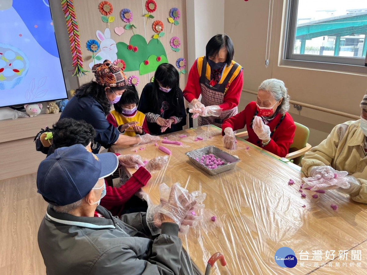 田中日照中心老幼共學，祖孫同樂猜燈謎搓元宵。圖／秀傳醫院提供