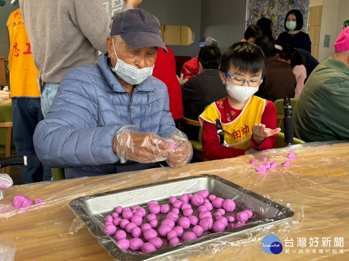 田中日照中心老幼共學，祖孫同樂猜燈謎搓元宵。圖／秀傳醫院提供