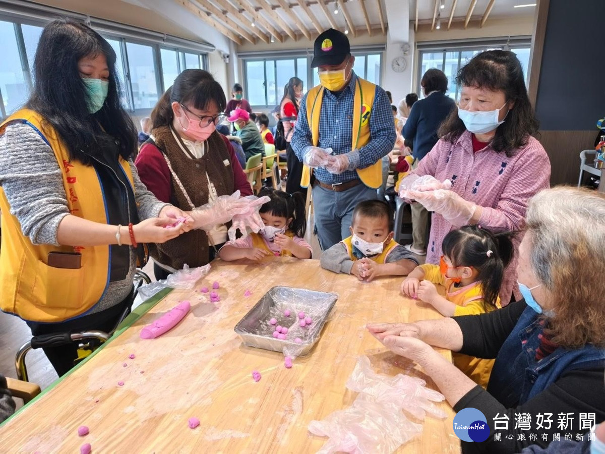 田中日照中心舉辦老幼共學　祖孫一同搓湯圓慶元宵