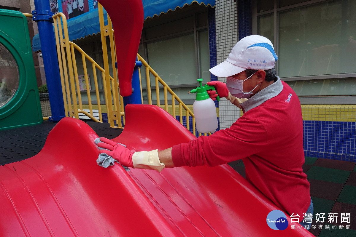 桃園市各級學校開學，市府教育局要求全面完成校園環境清潔消毒與及防疫物資整備工作。<br />
