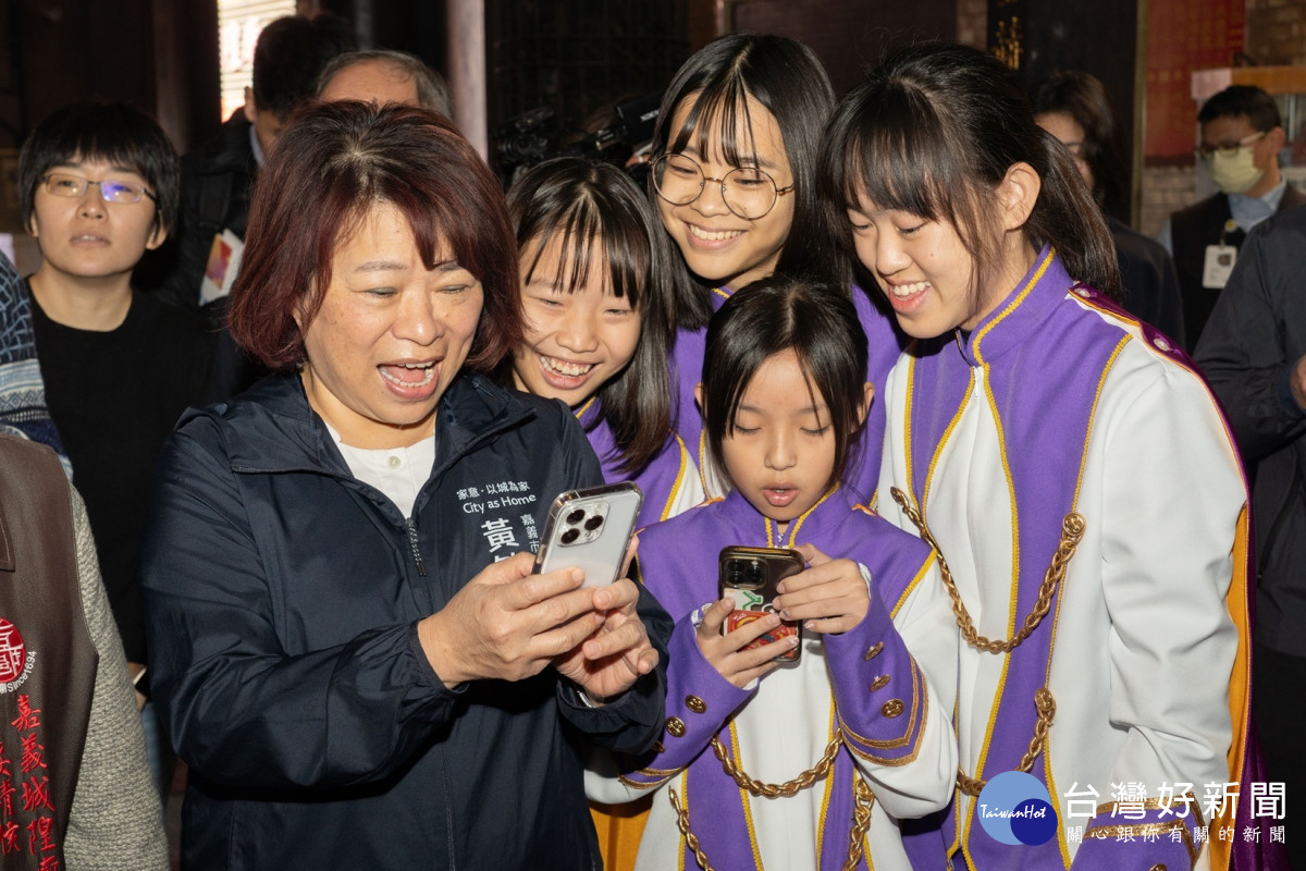 嘉義市長黃敏惠與大業實中學生體驗實境解謎遊戲／嘉義市府提供