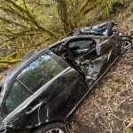 事故車輛墜落深度較深，故車體變形嚴重。（第二大隊仁愛分隊提供）