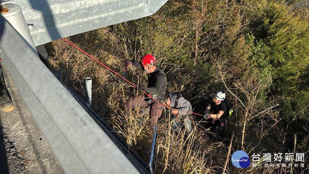 以拖拉作業成功將患者運送至路面。（第二大隊仁愛分隊提供）