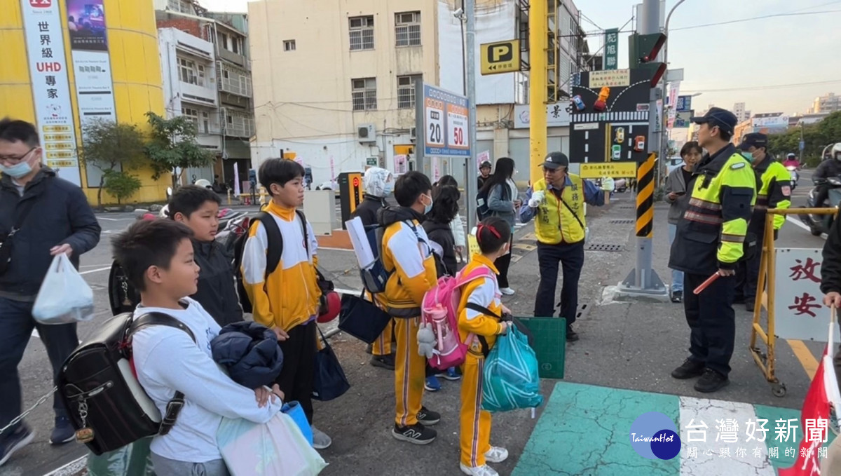 開學日，彰警護童總動員打造安全校園。圖／彰化縣警局提供